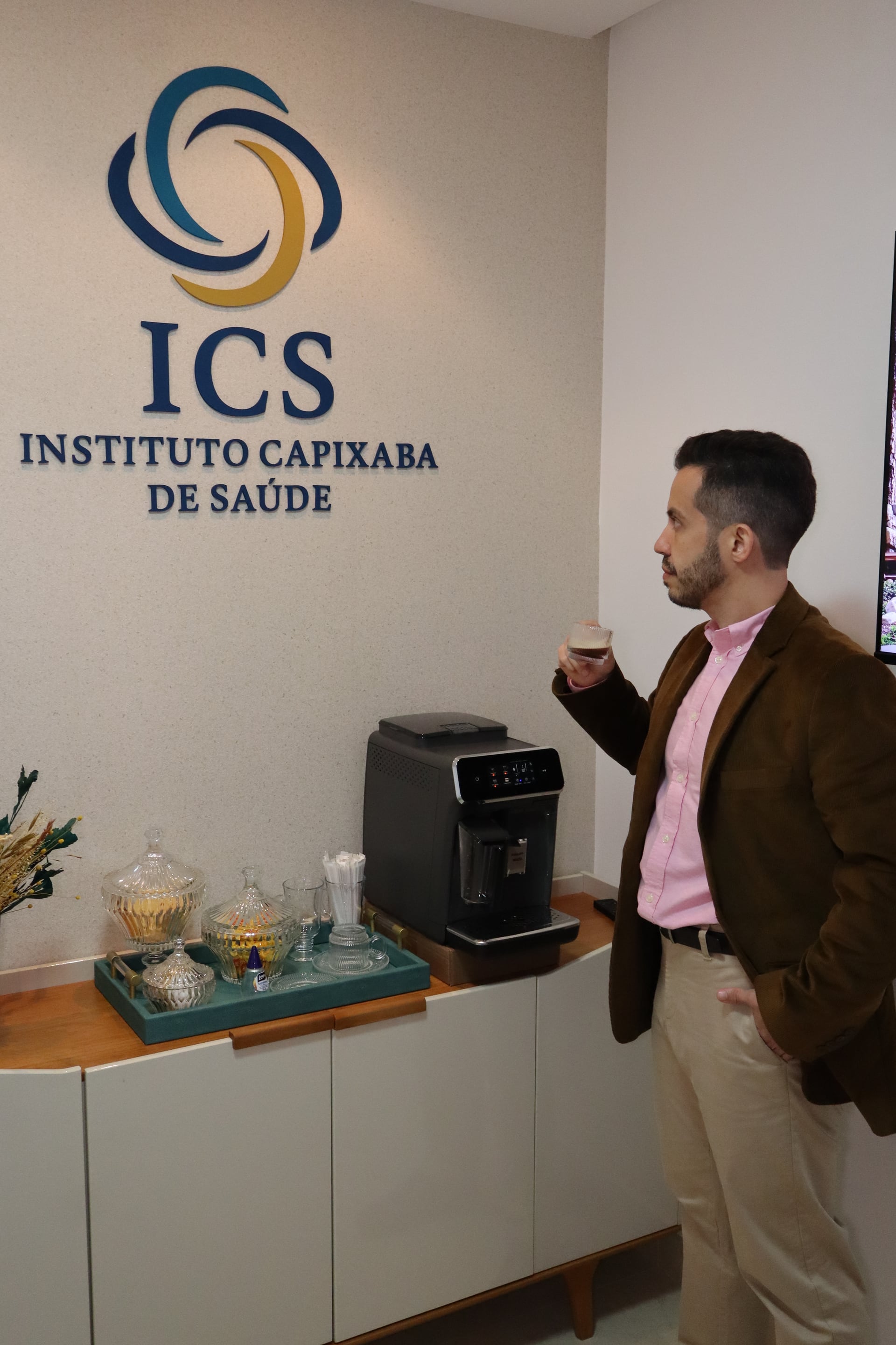 Dr. Diogo em ambiente institucional do Instituto Capixaba de Saúde