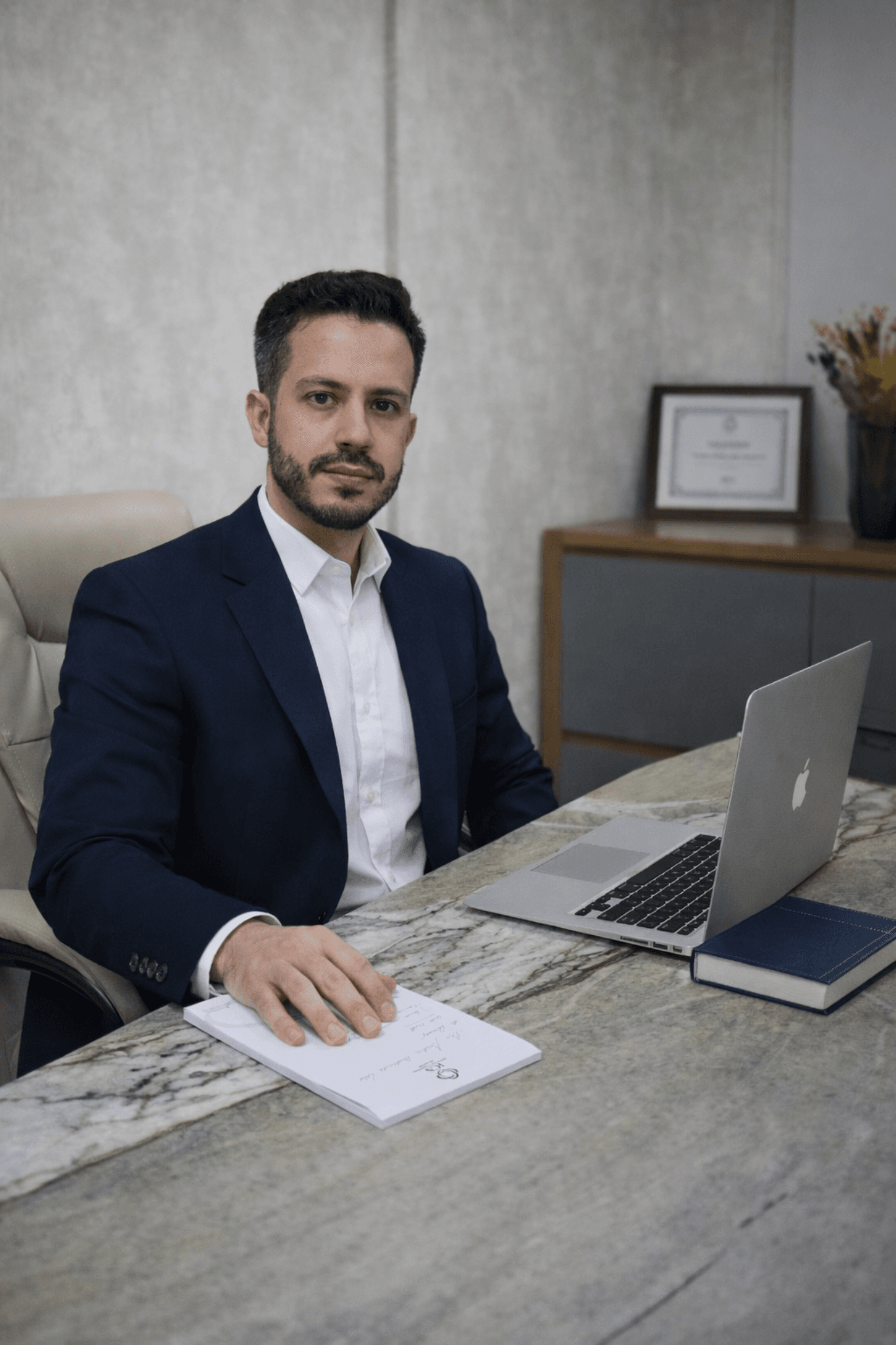 Dr. Diogo Lobo de Queiroz em consultório